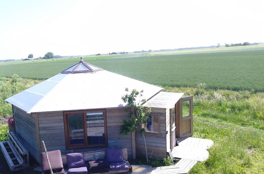 Staren naar de sterren door een glazen koepel