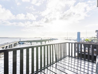 Woonark met prachtig uitzicht over de Loosdrechtse plassen Woonark met prachtig uitzicht over de Loosdrechtse plassen