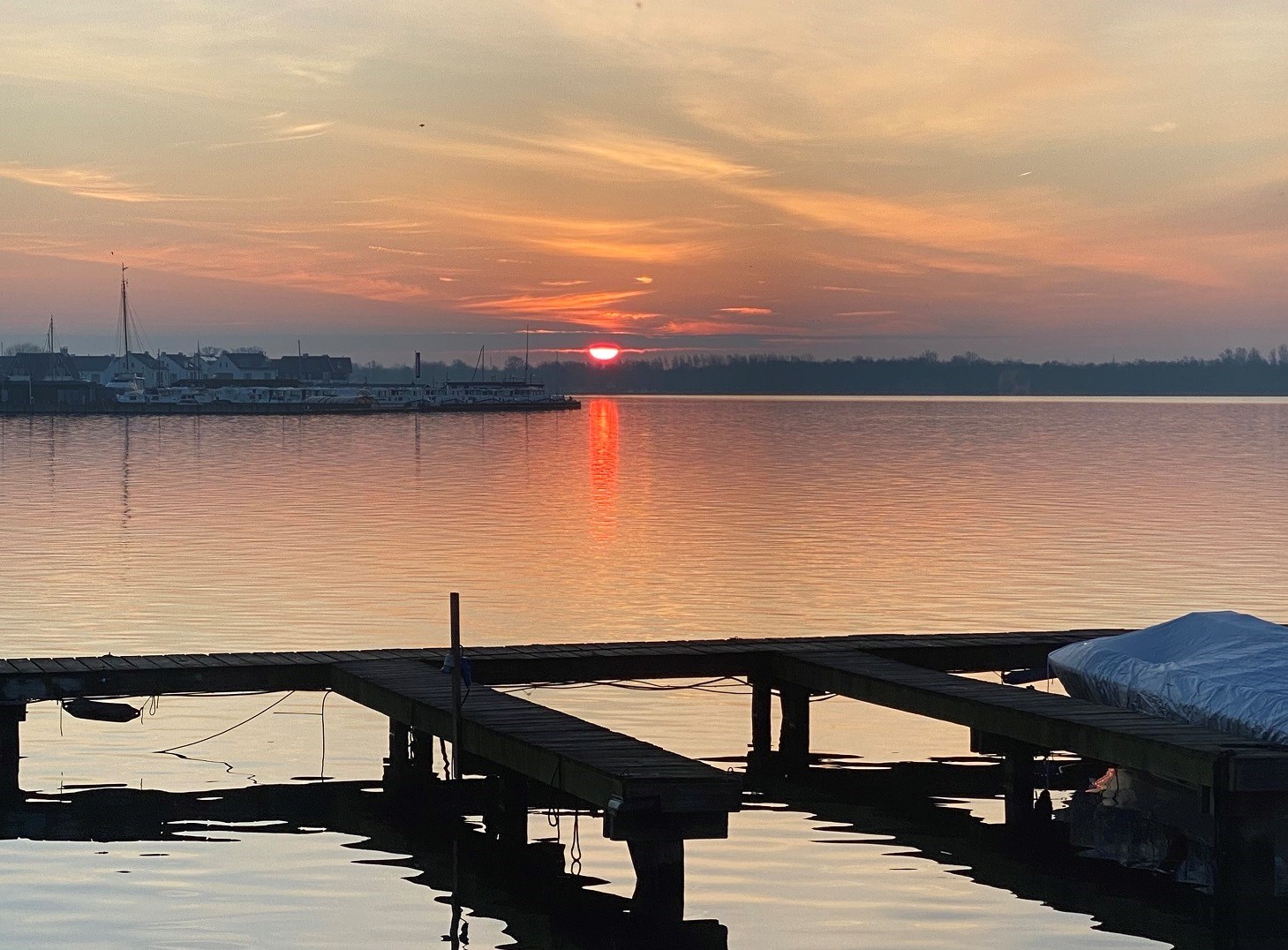 Woonark met prachtig uitzicht over de Loosdrechtse plassen