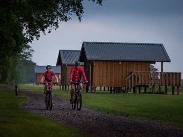 Groepsaccommodatie op palen in een Drents weiland Groepsaccommodatie op palen in een Drents weiland