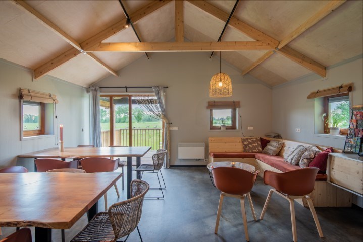 Groepsaccommodatie op palen in een Drents weiland