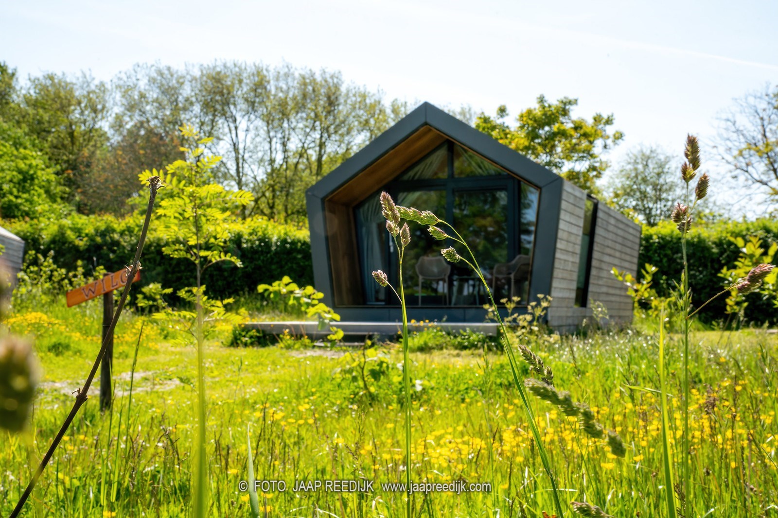 Diamantvorm Tiny House op één van de mooiste plekken van Goeree Overflakee