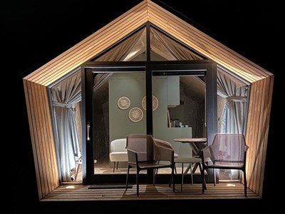 Diamantvorm Tiny House in een voormalige paardenweide op een Hofstede met rijksmonument uit 1672 Diamantvorm Tiny House in een voormalige paardenweide op een Hofstede met rijksmonument uit 1672