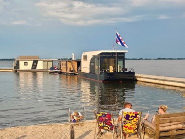 Romantische VaarLoft aan het Sneekermeer Romantische VaarLoft aan het Sneekermeer