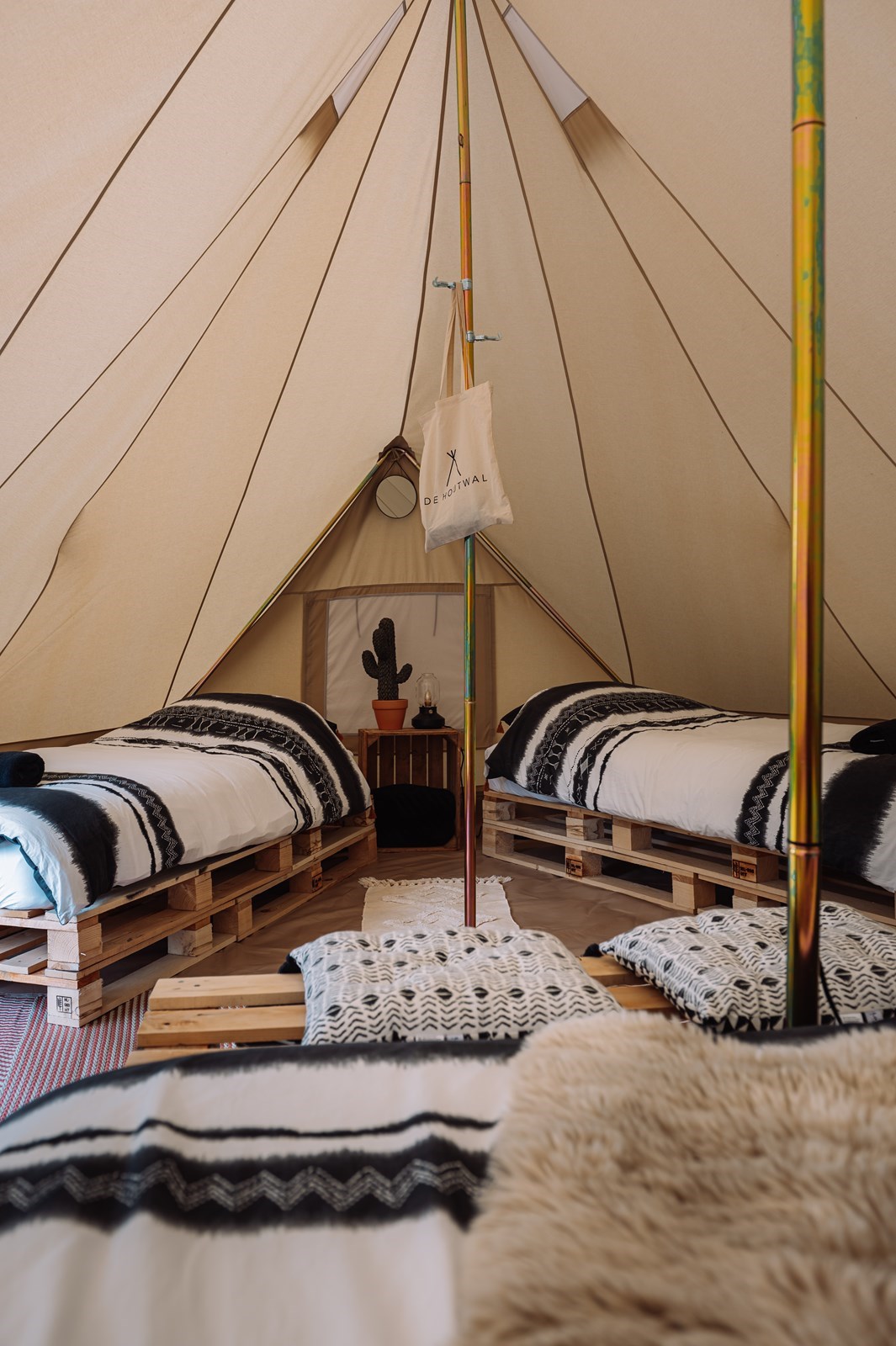 Logeer in een Bell Tent met uitzicht op alpaca's