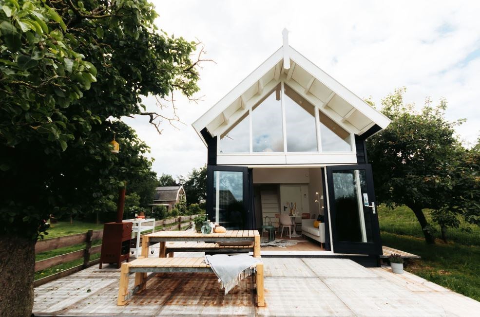 Tiny House tussen de schapen aan de voet van de dijk