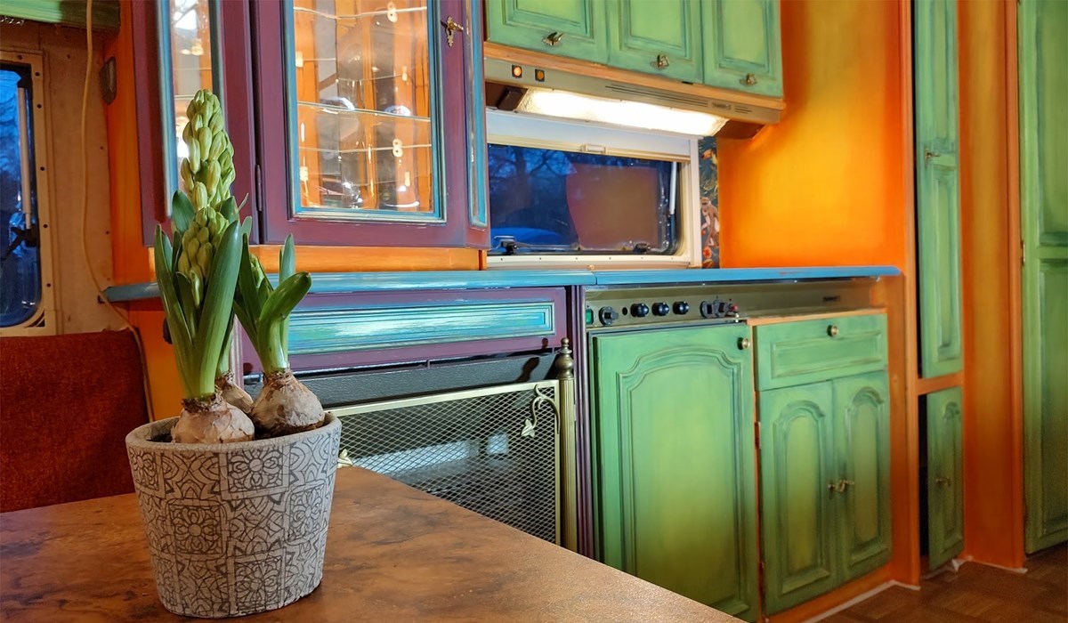 Kamperen in een kleurrijke Indiase caravan