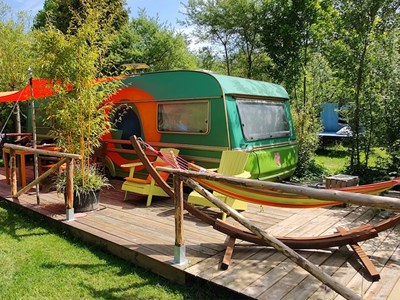 Kamperen in een kleurrijke Indiase caravan Kamperen in een kleurrijke Indiase caravan