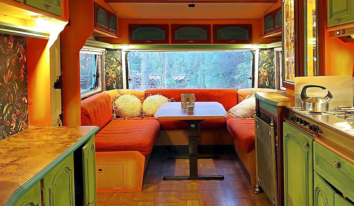 Kamperen in een kleurrijke Indiase caravan