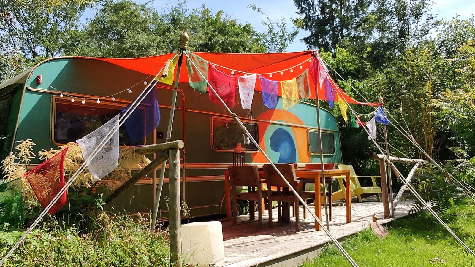 Kamperen in een kleurrijke Indiase caravan