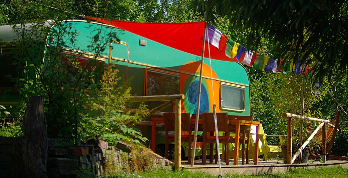 Kamperen in een kleurrijke Indiase caravan