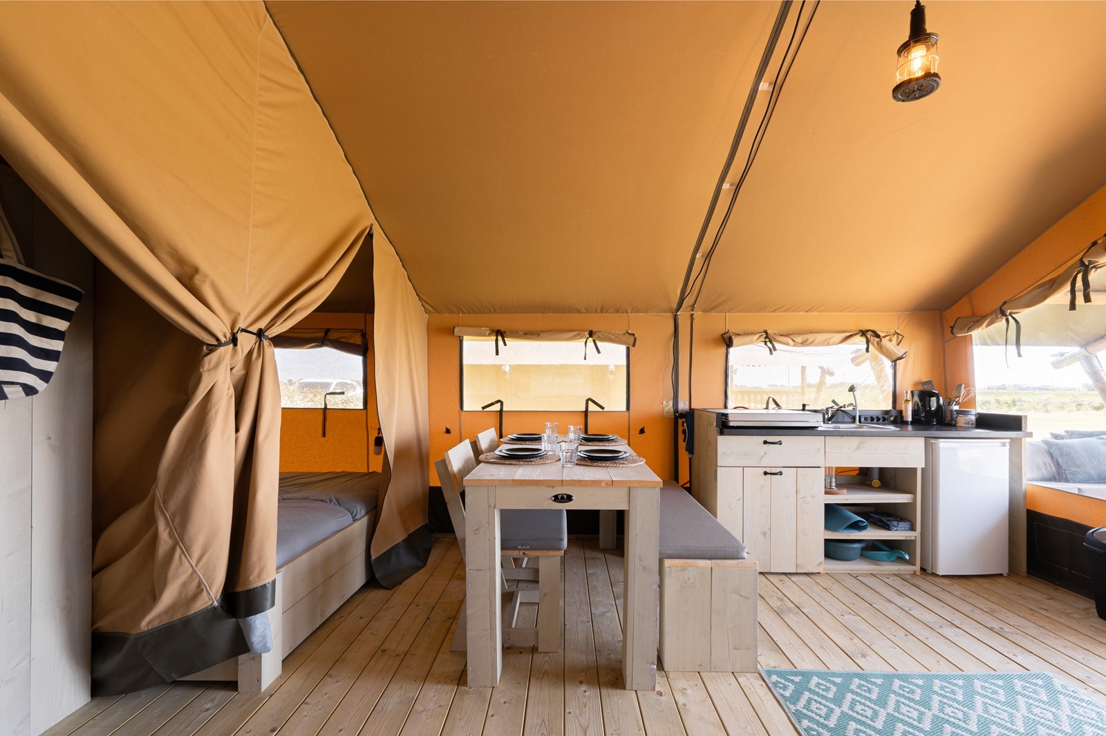 Safaritent tegen de duinen en op 10 minuten van het strand