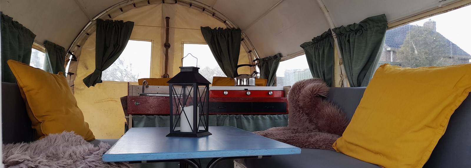 Slapen in een sfeervolle oude Huifkar bij Sneek