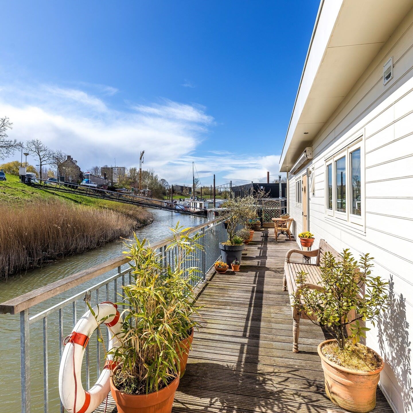 Drijvend vakantiehuis op het water in de uiterwaarden van De Waal