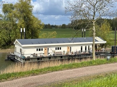 Drijvend vakantiehuis op het water in de uiterwaarden van De Waal Drijvend vakantiehuis op het water in de uiterwaarden van De Waal