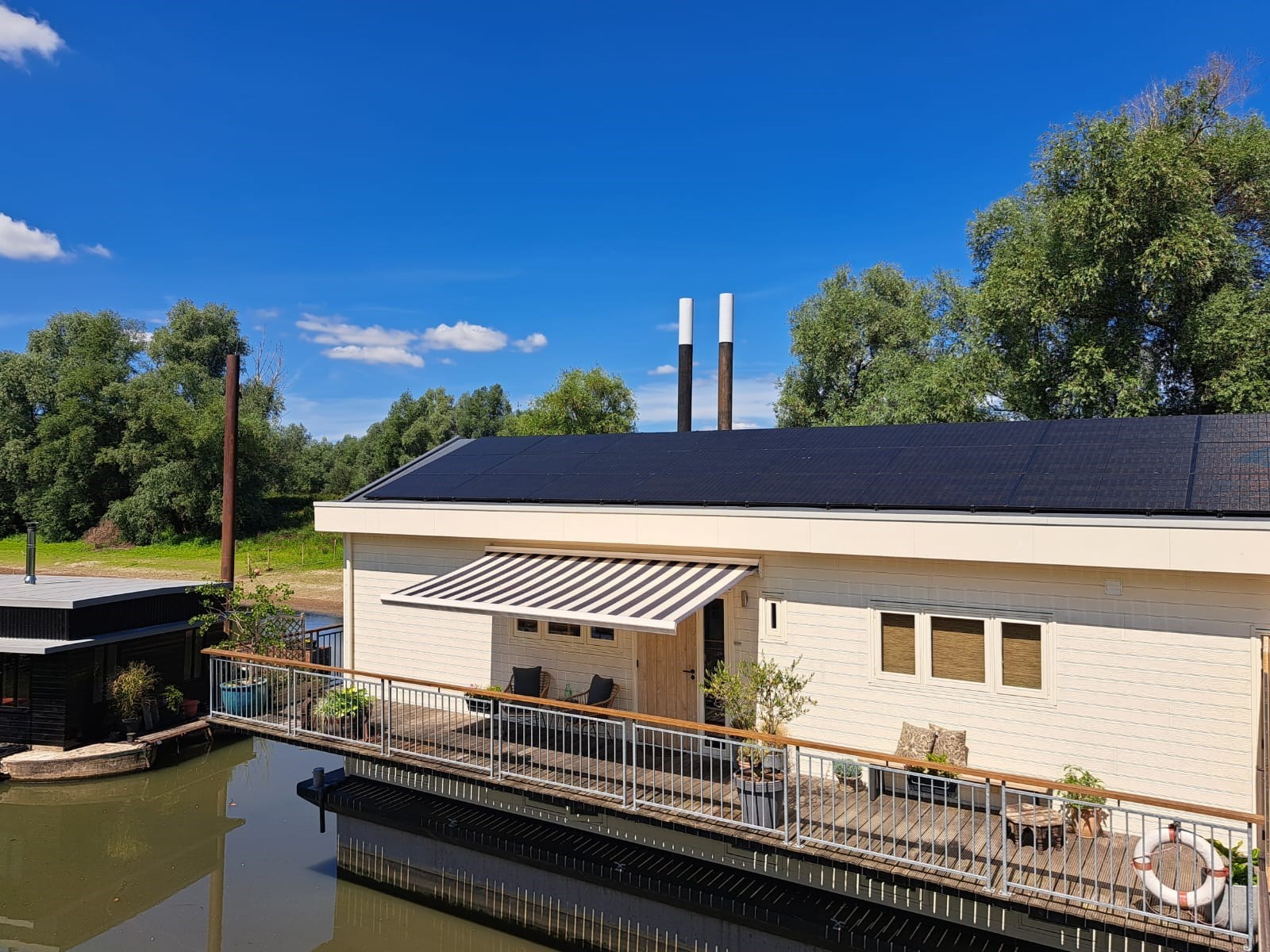 Drijvend vakantiehuis op het water in de uiterwaarden van De Waal
