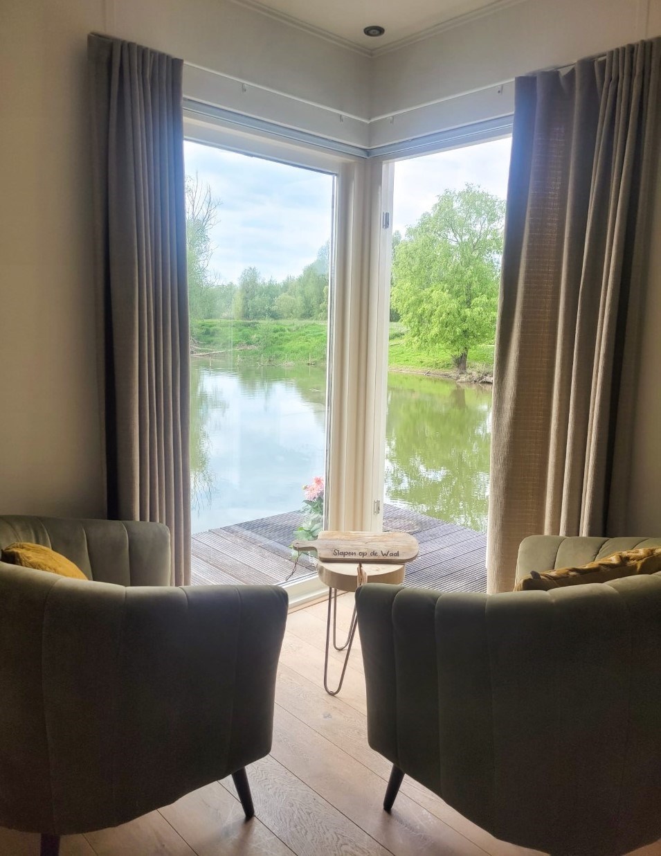 Drijvend vakantiehuis op het water in de uiterwaarden van De Waal