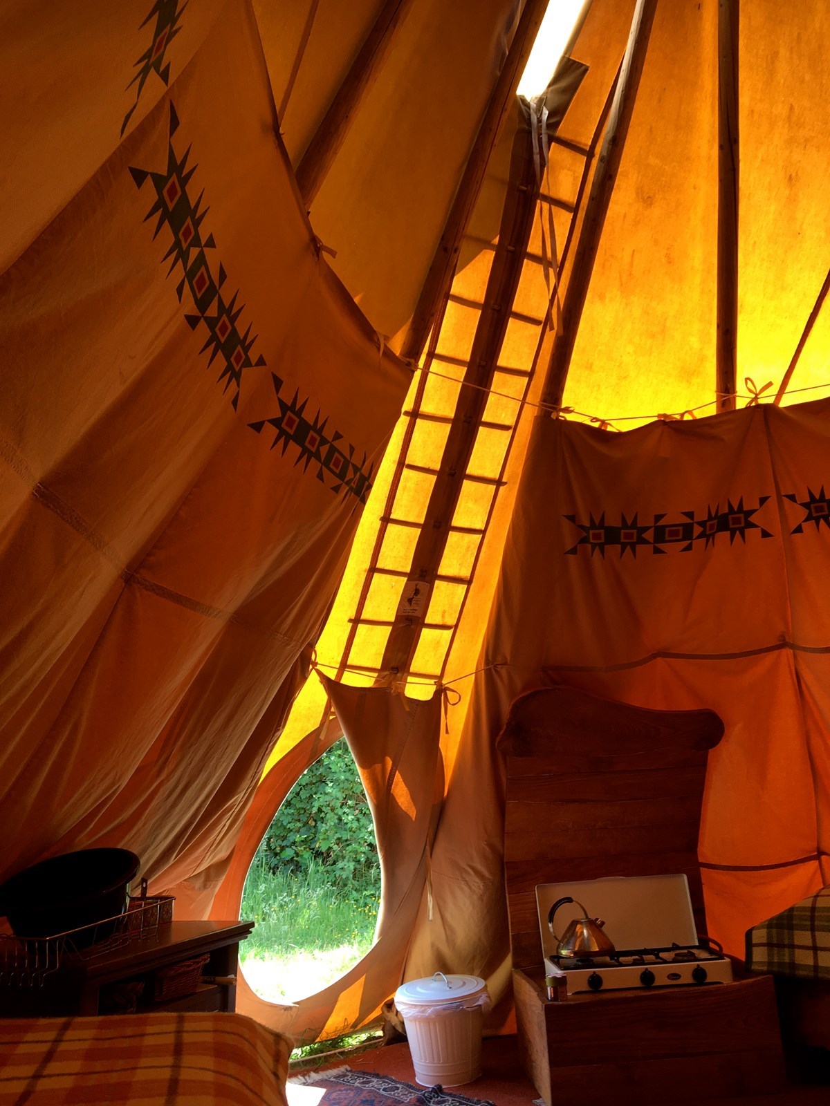 Kamperen in een Tipi in de natuur