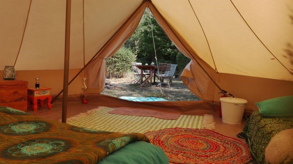 Kamperen in een ingerichte Bell tent aan de bosrand