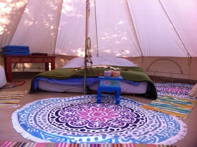 Kamperen in een ingerichte Bell tent aan de bosrand