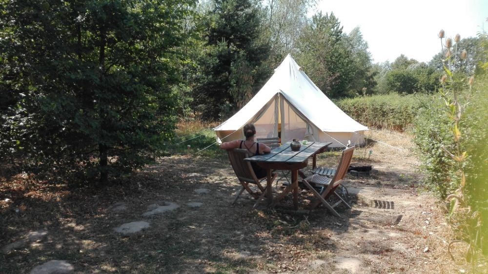 Kamperen in een ingerichte Bell tent aan de bosrand