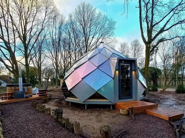 Unieke design dome met privé hottub en sterrenraam