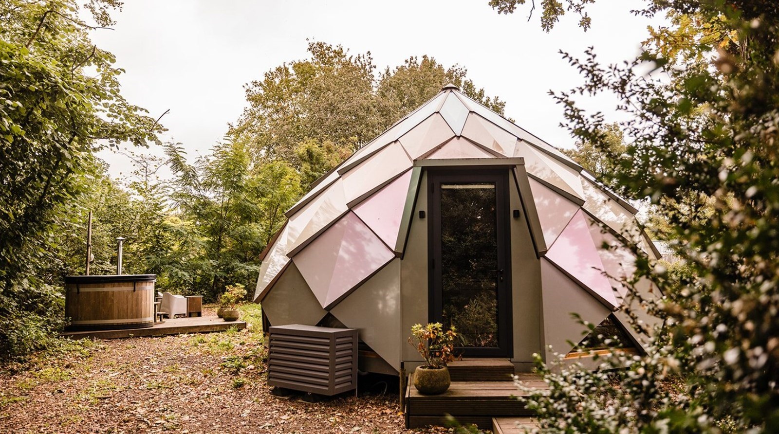 Unieke design dome met privé hottub en sterrenraam