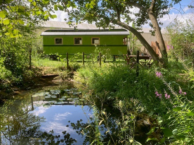 Overnachten in een originele grote pipowagen uit de jaren 30