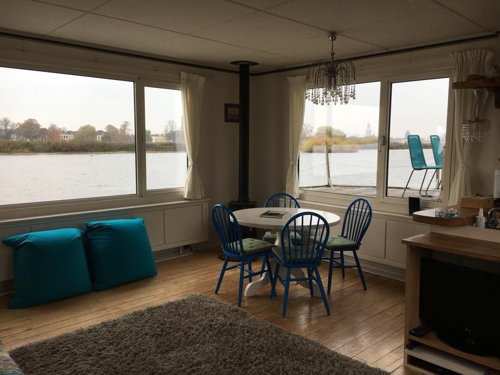 Woonark in de uiterwaarden van de IJssel