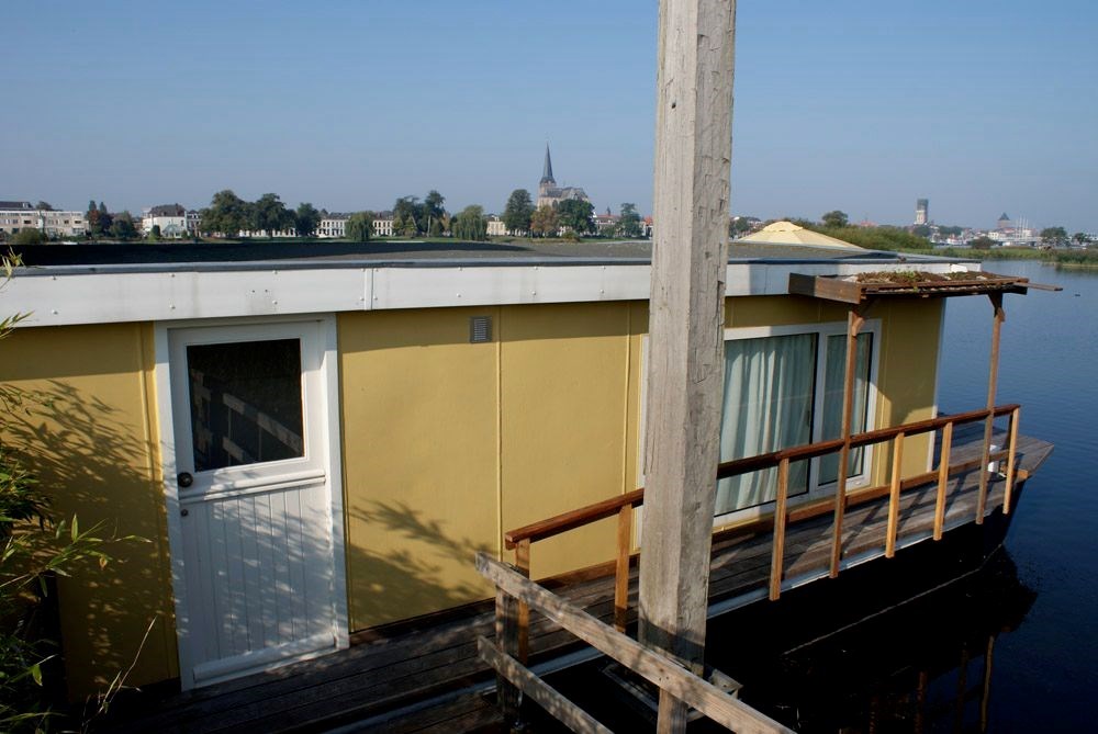 Woonark in de uiterwaarden van de IJssel