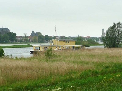 Woonark in de uiterwaarden van de IJssel Woonark in de uiterwaarden van de IJssel