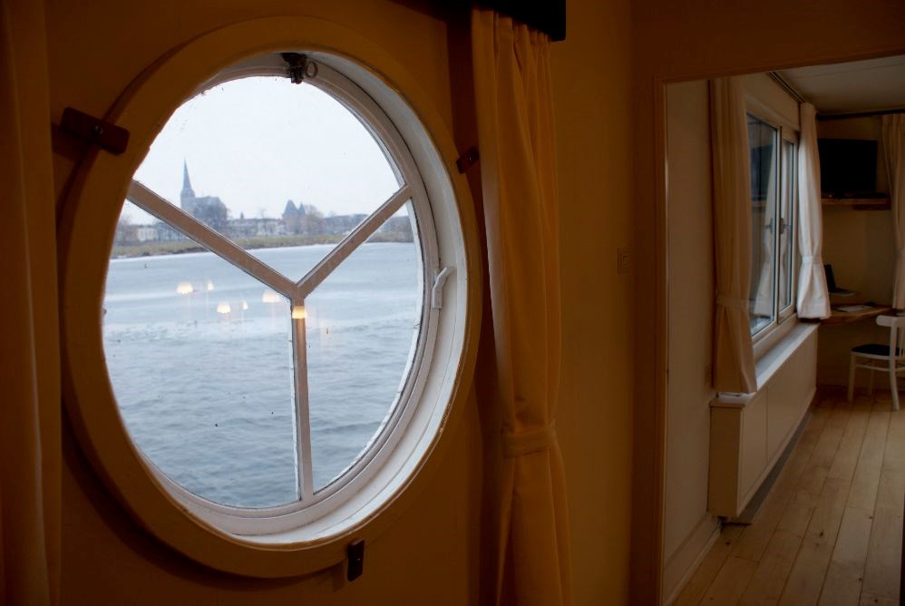 Woonark in de uiterwaarden van de IJssel