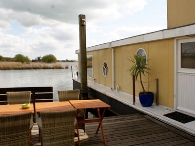 Woonark in de uiterwaarden van de IJssel Woonark in de uiterwaarden van de IJssel