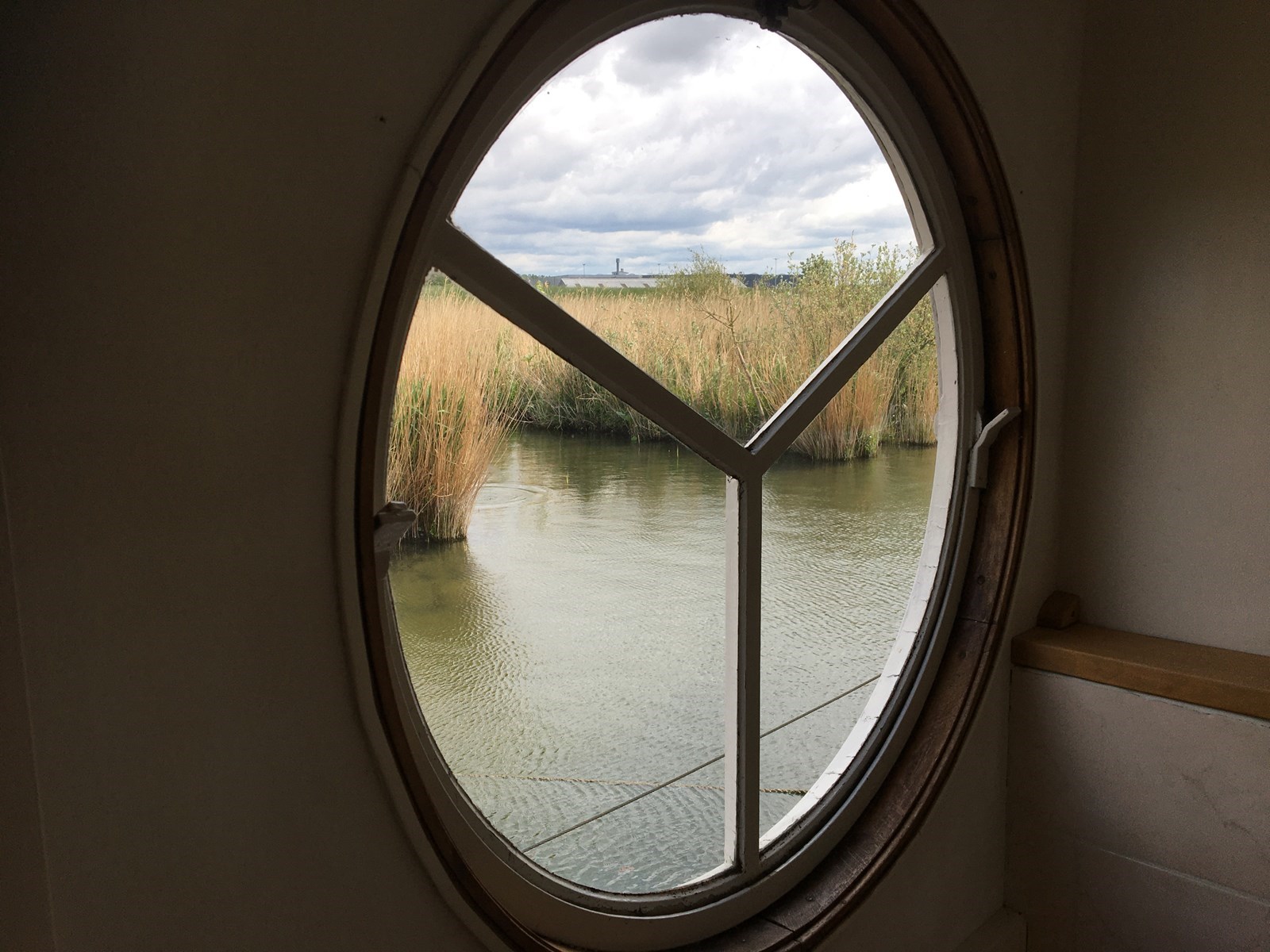 Woonark in de uiterwaarden van de IJssel