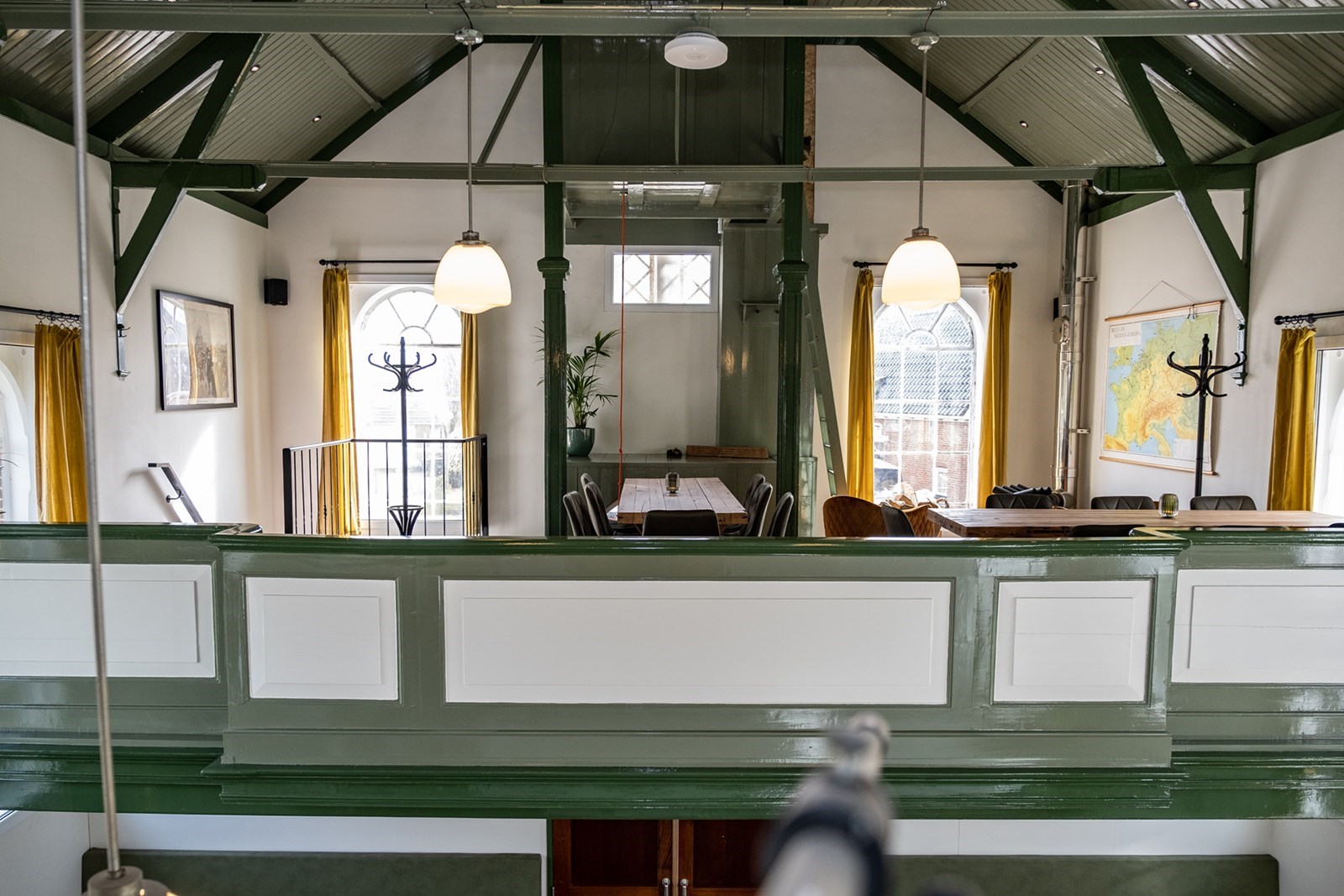Moderne kamer in een Kerk met veel authentieke elementen