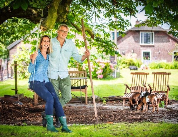 Een unieke salonwagen met panoramaraam dat uitkijkt over het weiland en varkens, geiten, schapen, kippen en eenden