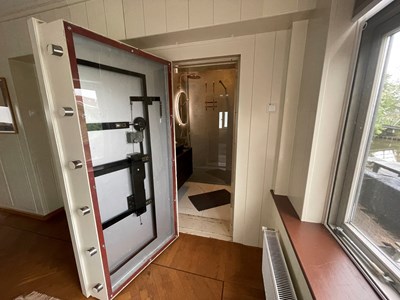 Slapen in een oud Bankfiliaal met de badkamer in de kluis. Slapen in een oud Bankfiliaal met de badkamer in de kluis.