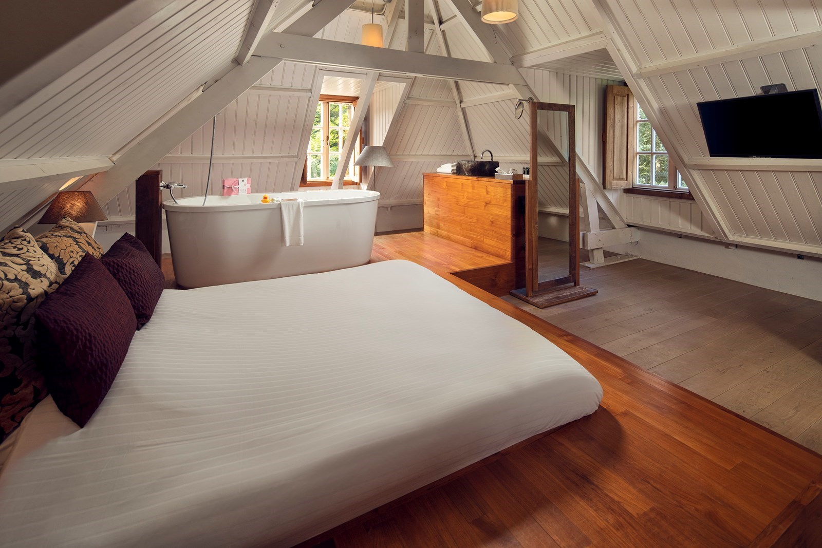 Romantische Zoldersuite met een prachtig uitzicht over het landgoed