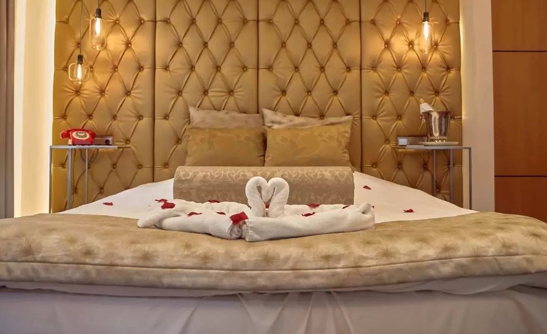 Romantische suite met bubbelbad op een groen landgoed