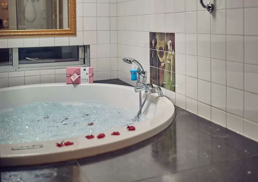 Romantische suite met bubbelbad op een groen landgoed