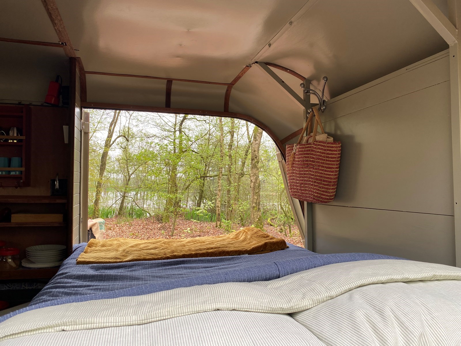 Bijzonder overnachten in een Brandweerbus uit 1952