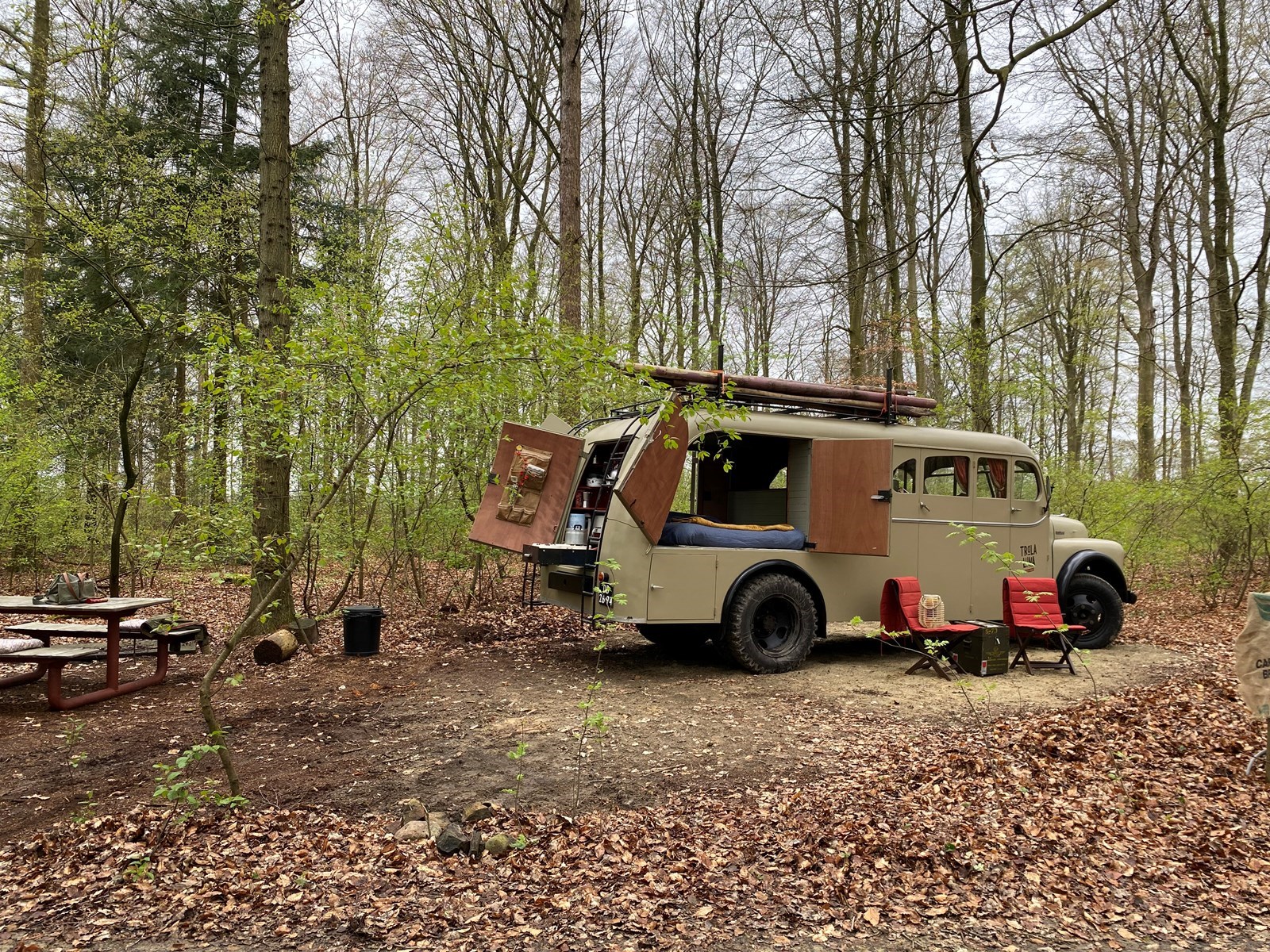 Vintage Brandweerbus met vuurplaats
