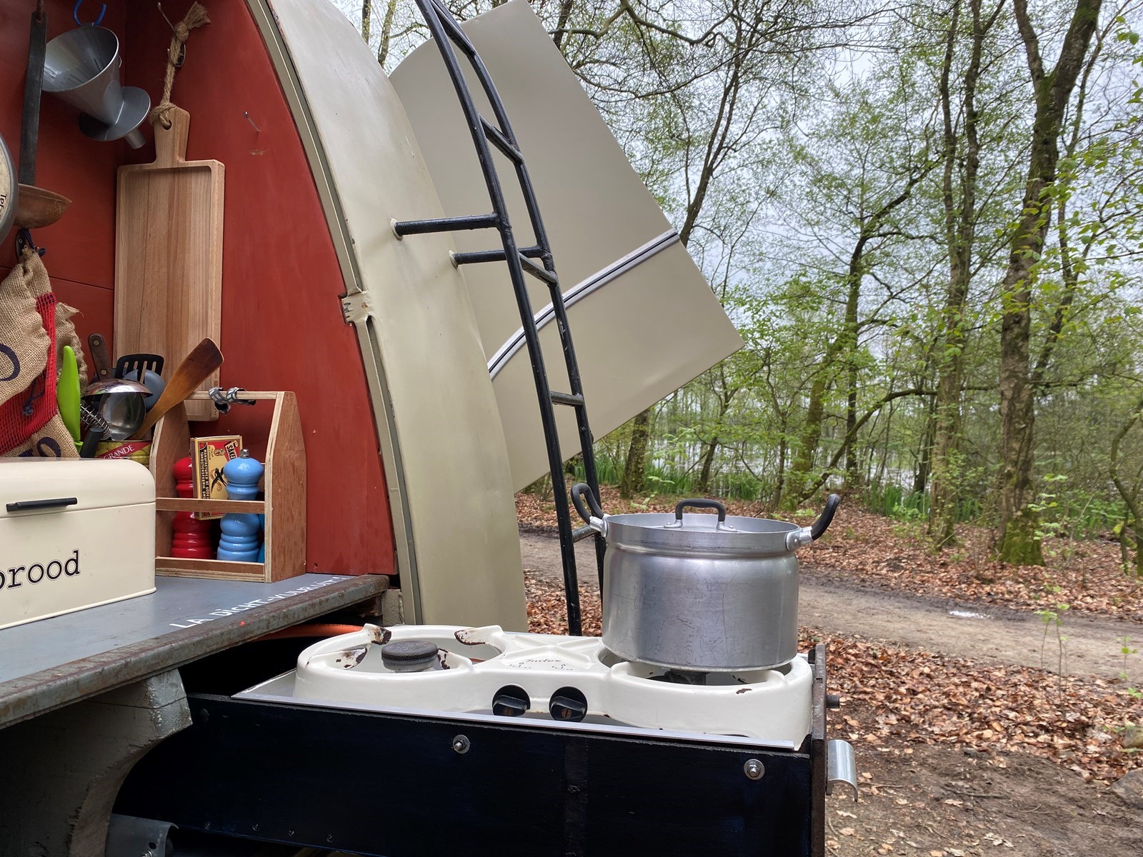 Bijzonder overnachten in een Brandweerbus uit 1952