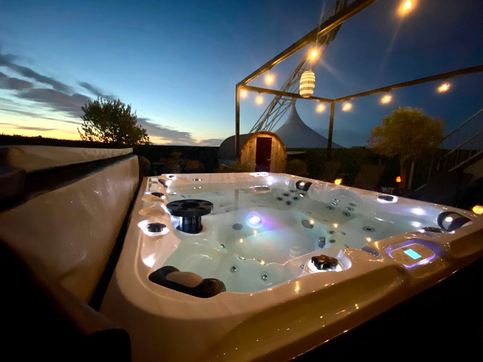 Overnachten met uitzicht op de middenstip in een uniek wellness penthouse in een voetbalstadion