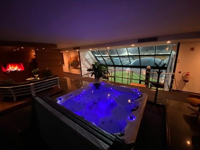 Overnachten met uitzicht op de middenstip in een uniek wellness penthouse in een voetbalstadion Overnachten met uitzicht op de middenstip in een uniek wellness penthouse in een voetbalstadion