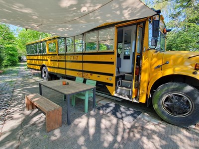 Slapen in een omgebouwde Amerikaanse Schoolbus Slapen in een omgebouwde Amerikaanse Schoolbus
