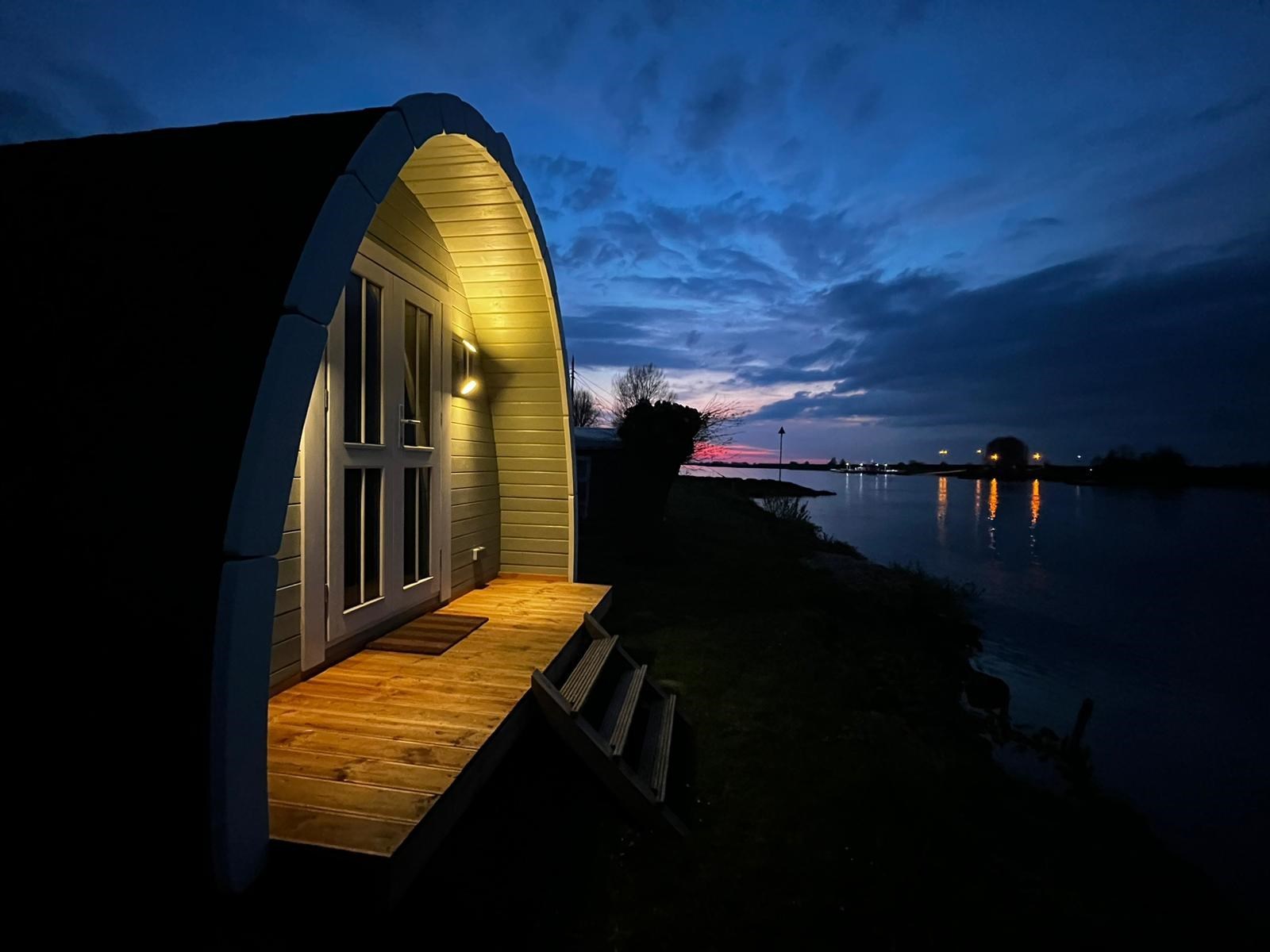 Overnachten in een POD direct aan het water