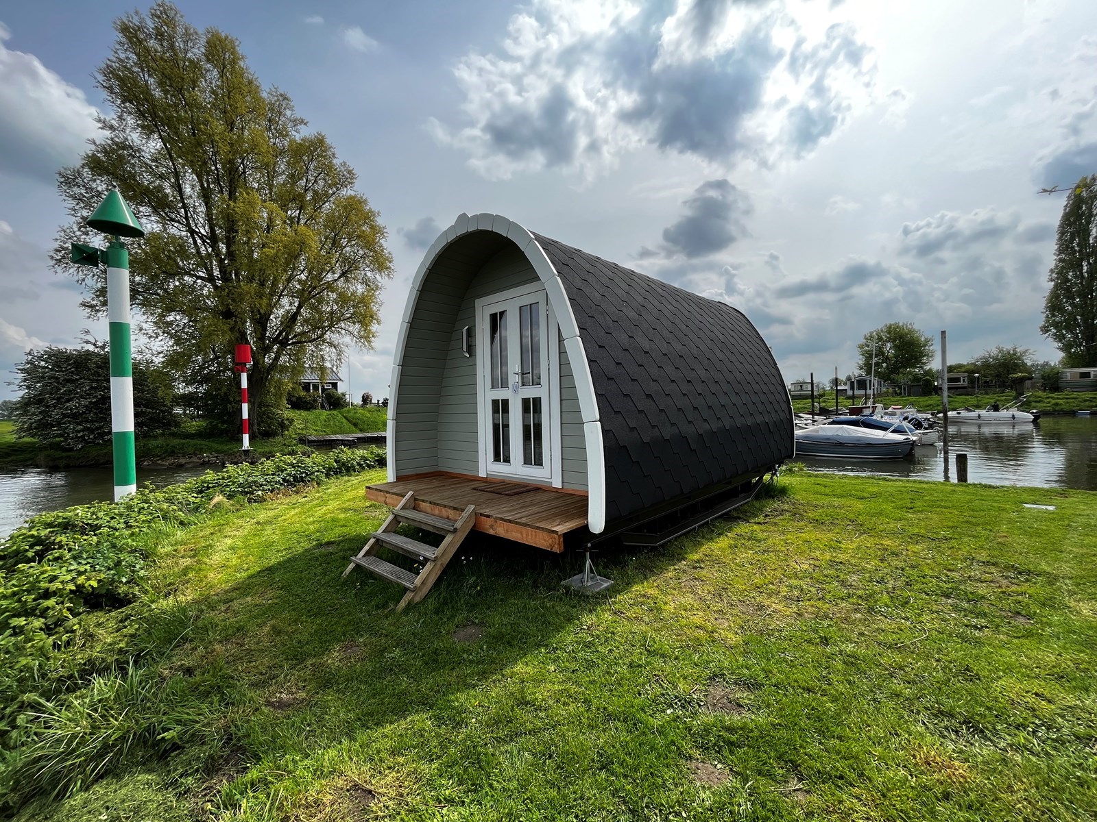 Overnachten in een POD direct aan het water