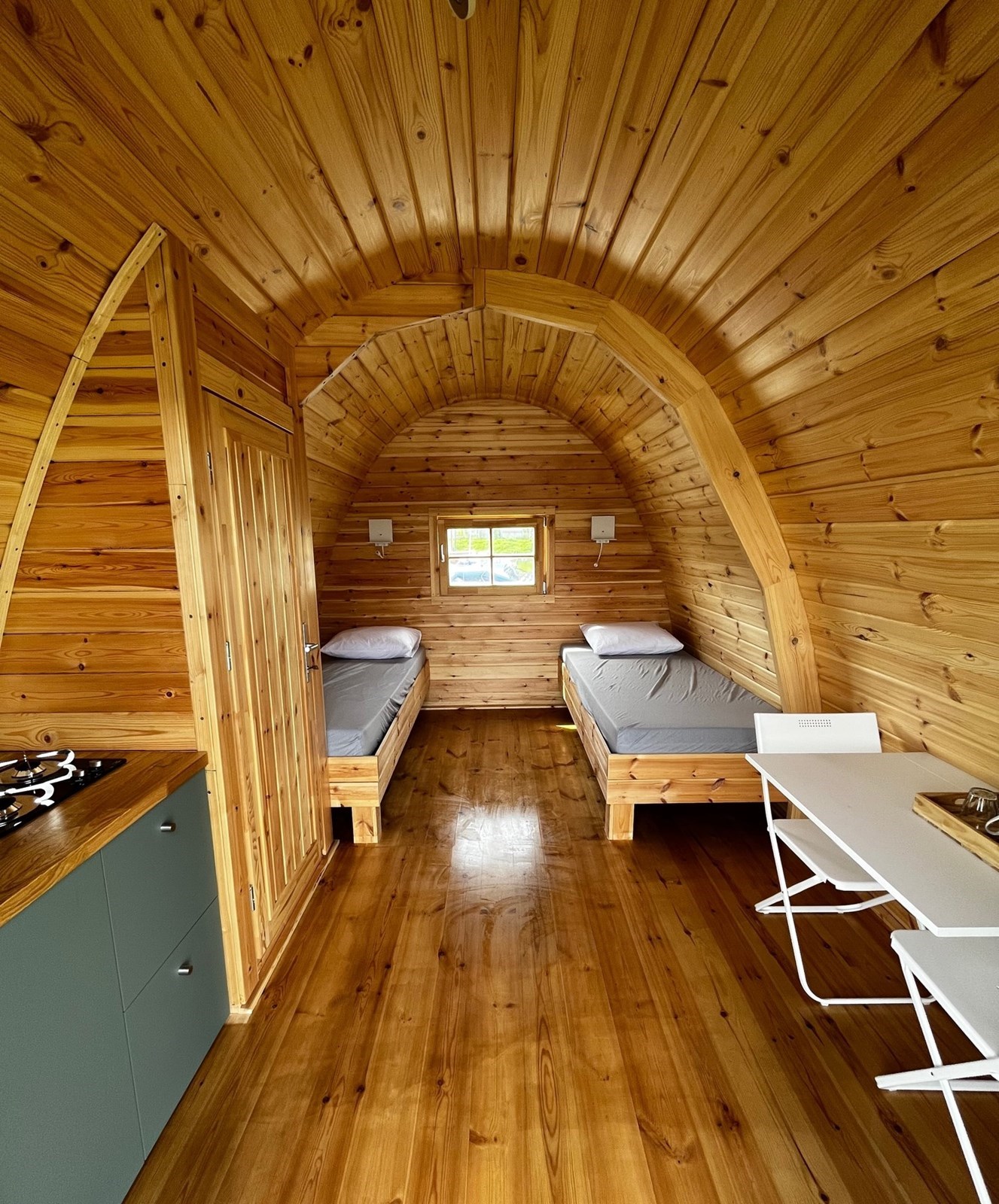 Overnachten in een POD direct aan het water