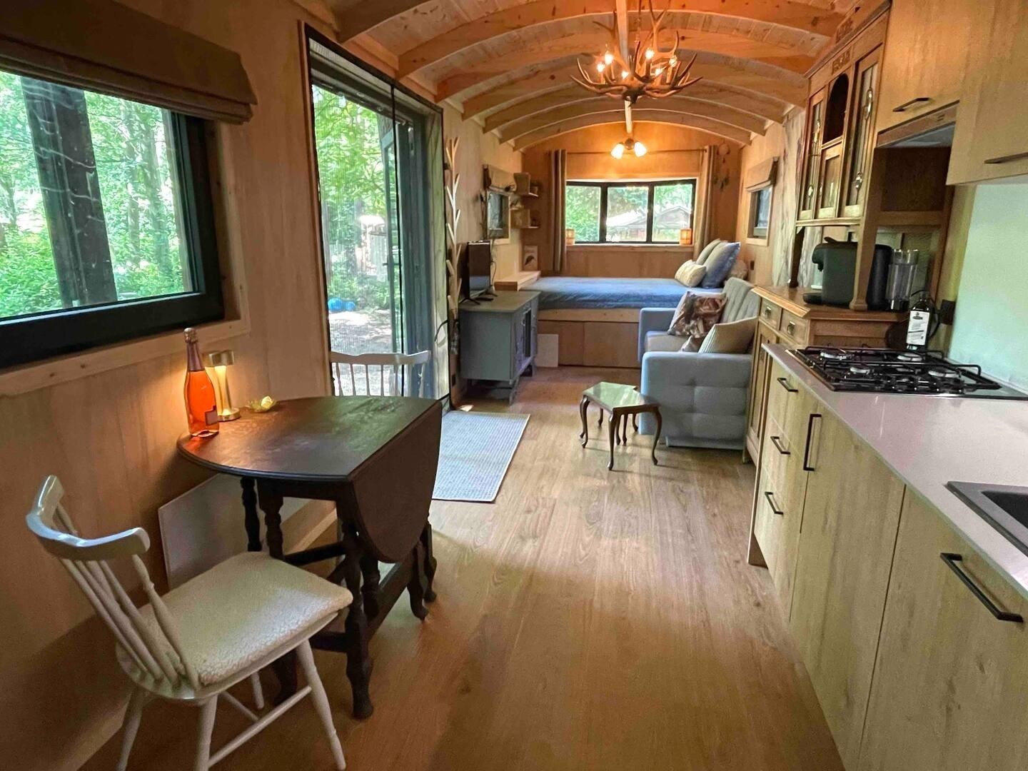 Pipowagen tussen de bomen op een ruim perceel vlakbij Maastricht